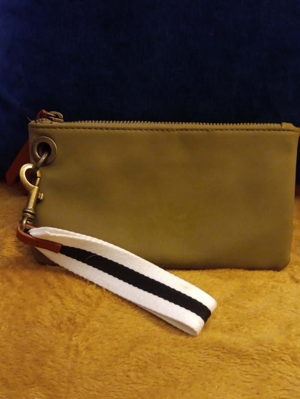 Universal Thread Olive Green Zip Card Wallet with Interior Slots